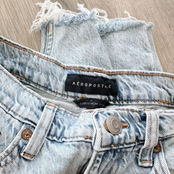 Aeropostale Curvy Mom Jean In a Light wash - Picture 3 of 4
